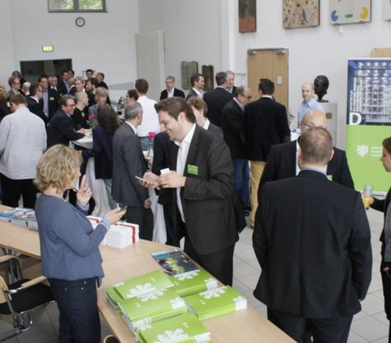 Informationsaustausch im Foyer Campus Freudenberg